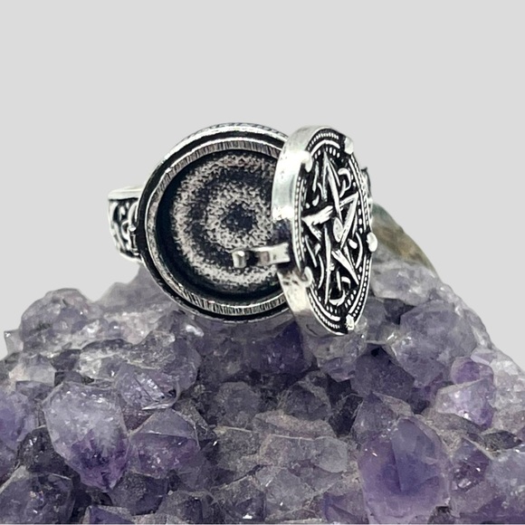 Star Poison Ring - Picture 2 of 5